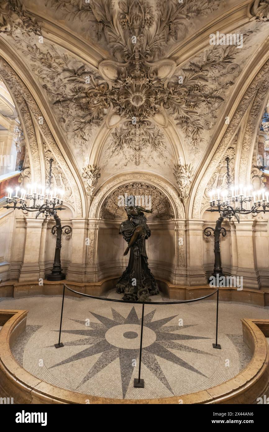 Grotte de Pythie par Adèle d'Affry au pied du Grand escalier. Intérieur du bâtiment de l'Opéra de Paris conçu par l'architecte Charles Garnier, Paris, France. T Banque D'Images