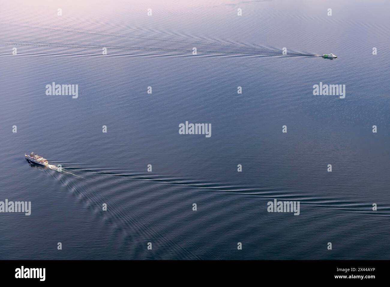 Navires sur le lac de Constance, structure des vagues, vue aérienne, Friedrichshafen, Bade-Wuerttemberg, Allemagne Banque D'Images