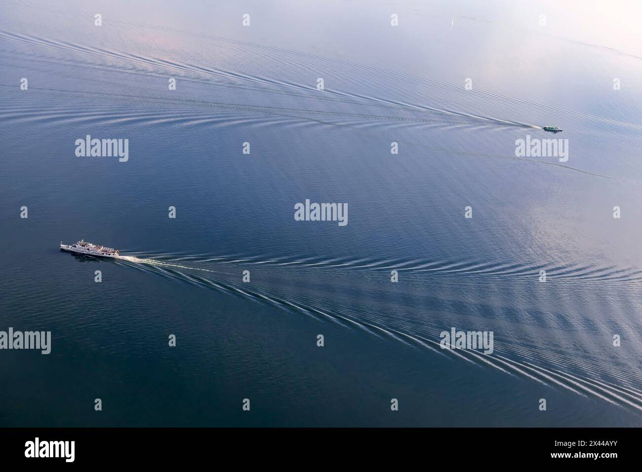 Navires sur le lac de Constance, structure des vagues, vue aérienne, Friedrichshafen, Bade-Wuerttemberg, Allemagne Banque D'Images