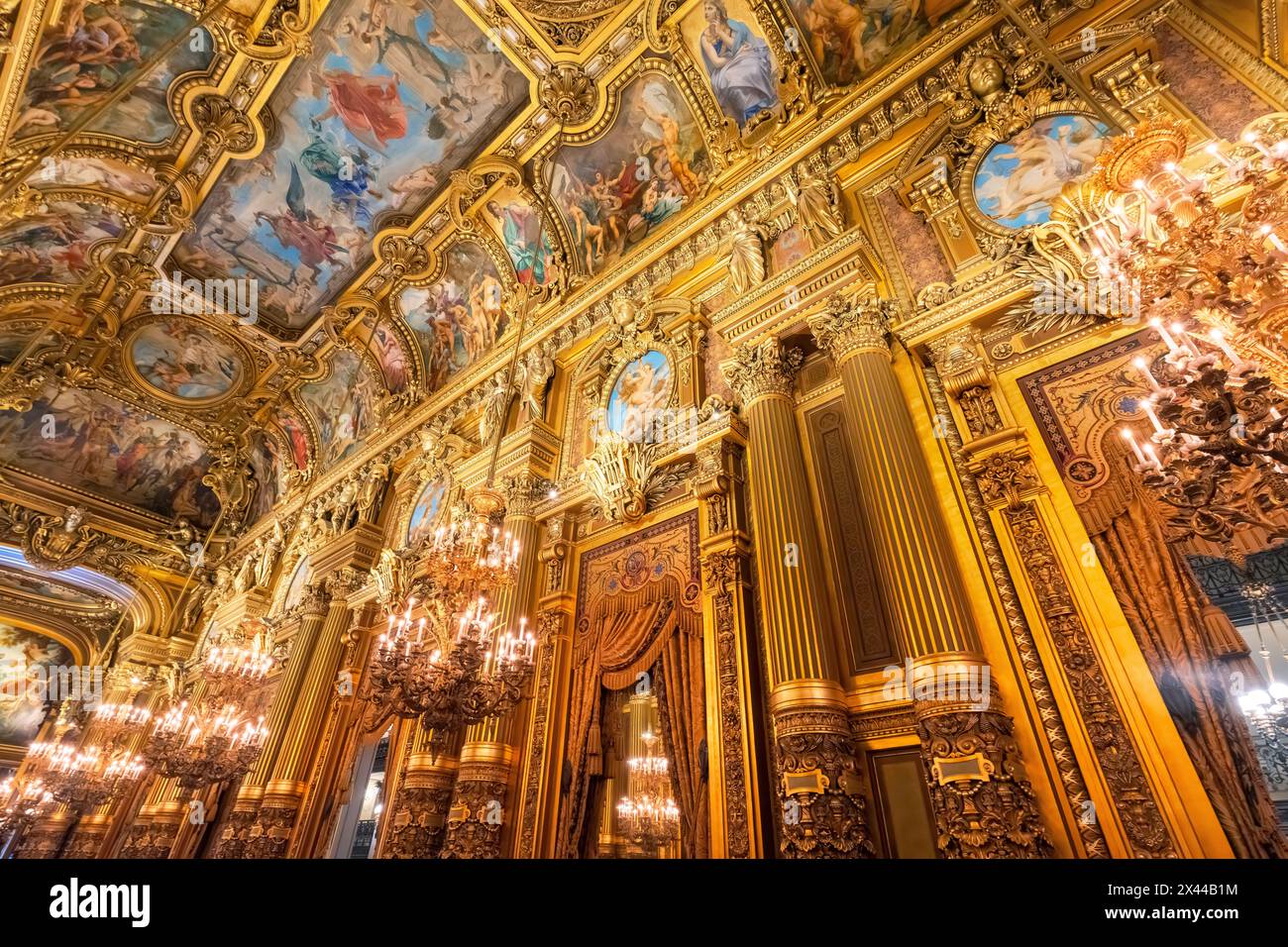 Vue sur le Grand foyer du bâtiment de l'Opéra de Paris conçu par l'architecte Charles Garnier. Paris, France. Le théâtre a été un monument historique de Banque D'Images