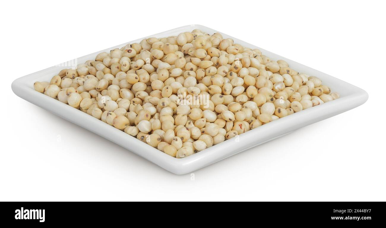 Graines de sorgho dans un bol en céramique isolé sur fond blanc avec pleine profondeur de champ. Banque D'Images