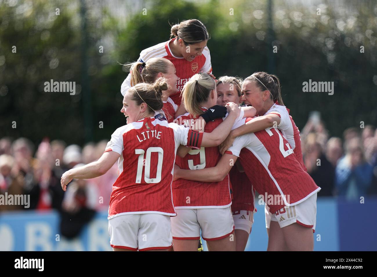 Everton FC / Arsenal FC Barclays Super League Womens WALTON HALL PARK STADIUM, ANGLETERRE - 28 avril 2024 Alessia Russo d'Arsenal célèbre avoir marqué le premier but de son équipe avec ses coéquipières lors du match de Super League féminine Barclays entre Everton FC et Arsenal FC au stade Walton Hall Park le 28 avril 2024 à Liverpool Angleterre. (Photo Alan Edwards) Banque D'Images