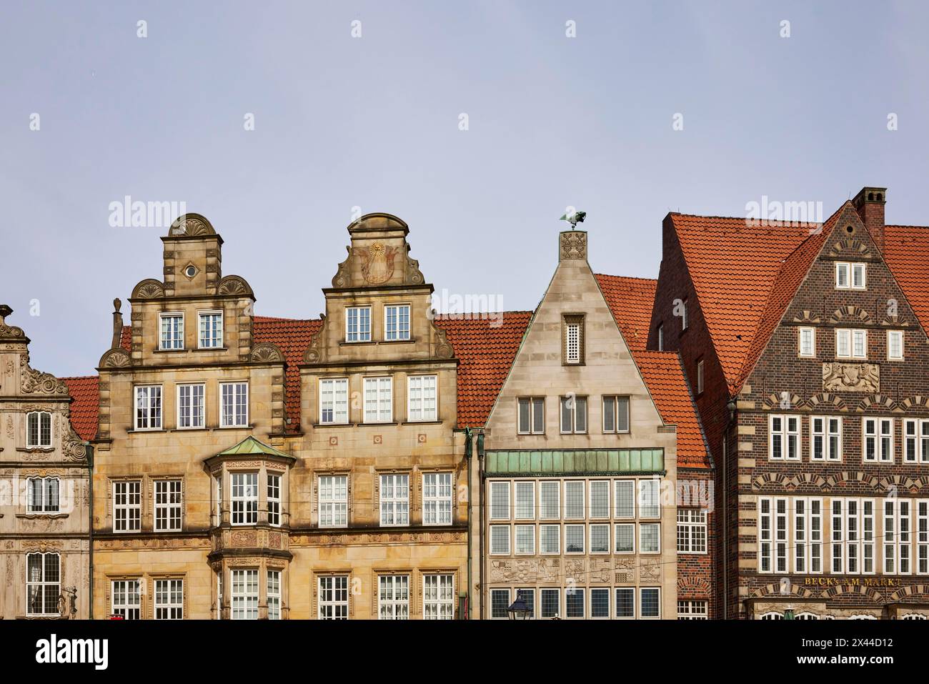 Pignons de bâtiments protégés par le patrimoine sur le côté nord-ouest de la place du marché de Brême à Brême, ville hanséatique, État fédéral de Brême, Allemagne Banque D'Images
