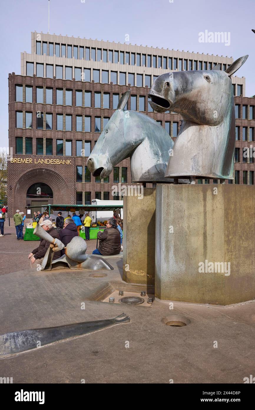 Fontaine de Neptune par le sculpteur Waldemar Otto et le Bremer Landesbank au Domshof de Brême, ville hanséatique, État de Brême, Allemagne Banque D'Images