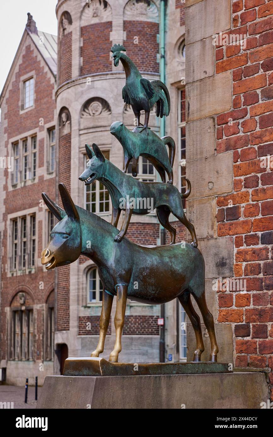 Les musiciens de la ville de Brême comme une statue de bronze de Gerhard Marcks à l'hôtel de ville historique de Brême, ville hanséatique, État fédéral de Brême, Allemagne Banque D'Images
