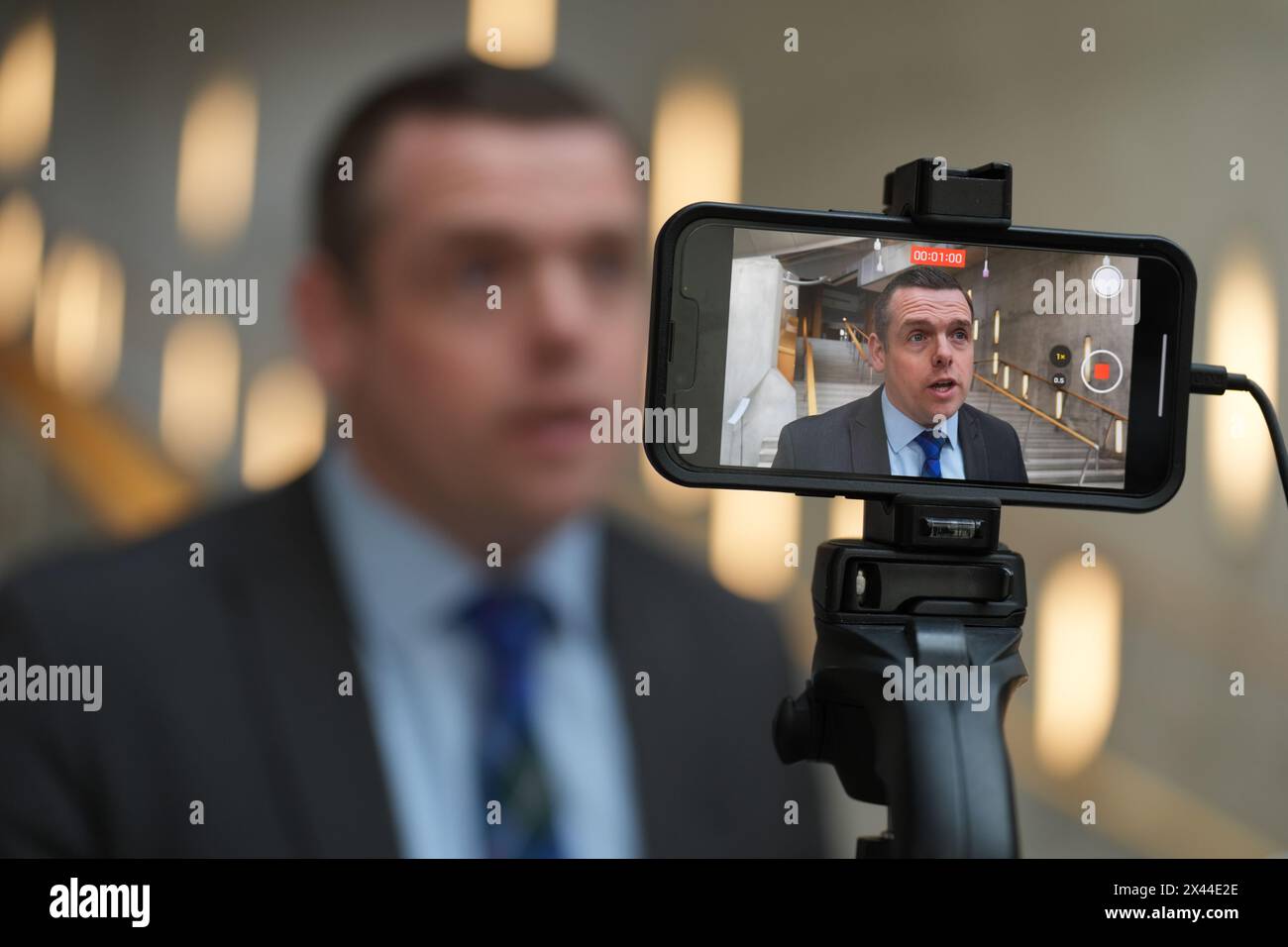 Douglas Ross, chef du parti conservateur écossais, est interviewé au Parlement écossais à Édimbourg. Le SNP commence la recherche d'un nouveau dirigeant après une journée de drame dans la politique écossaise a vu Humza Yousaf annoncer sa démission de son poste de premier ministre du pays. Date de la photo : mardi 30 avril 2024. Banque D'Images
