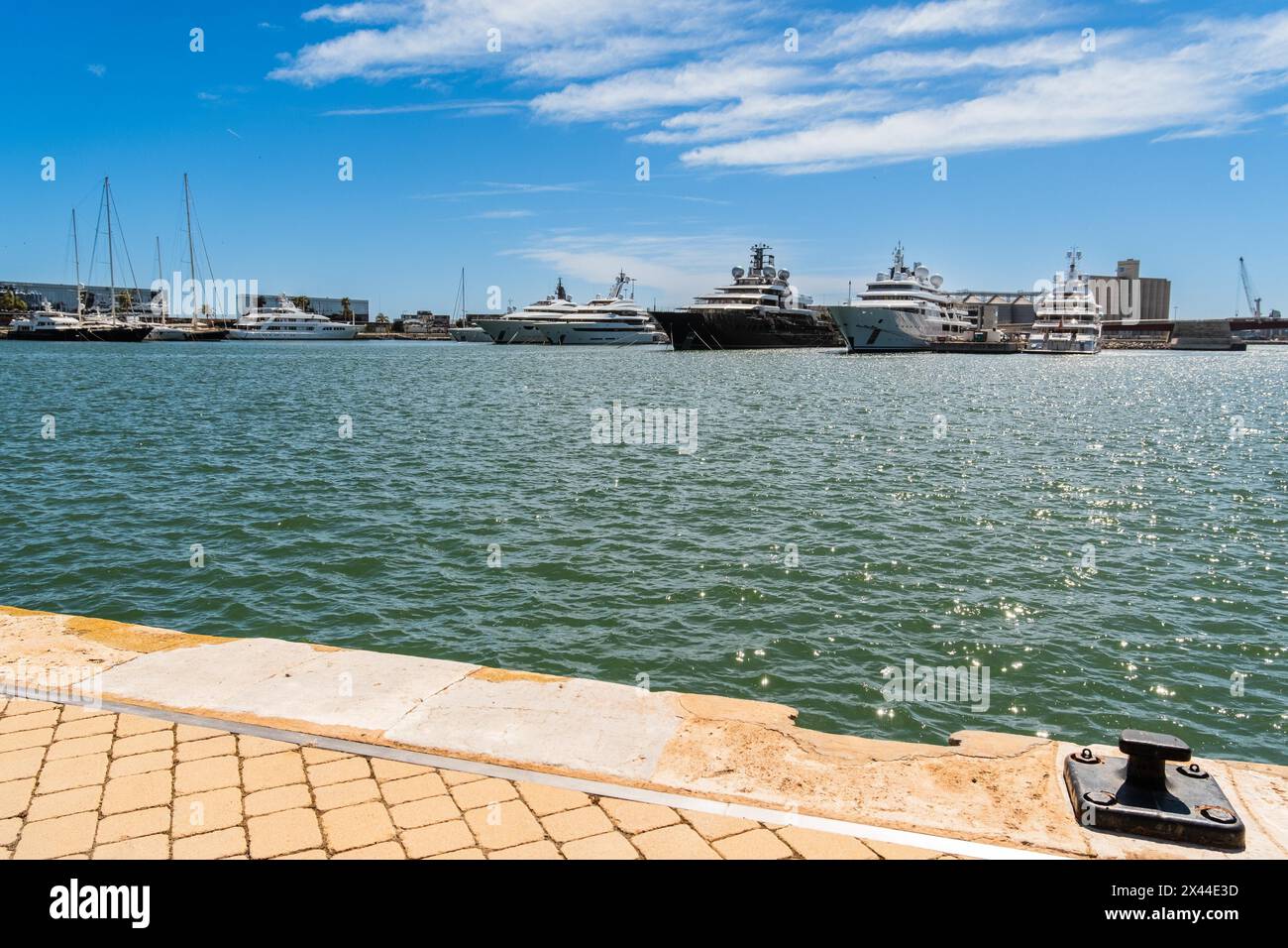 Vue sur le port de plaisance de Tarragone avec yachts de luxe, ciel bleu clair et mer calme, Tarragone, Espagne Banque D'Images