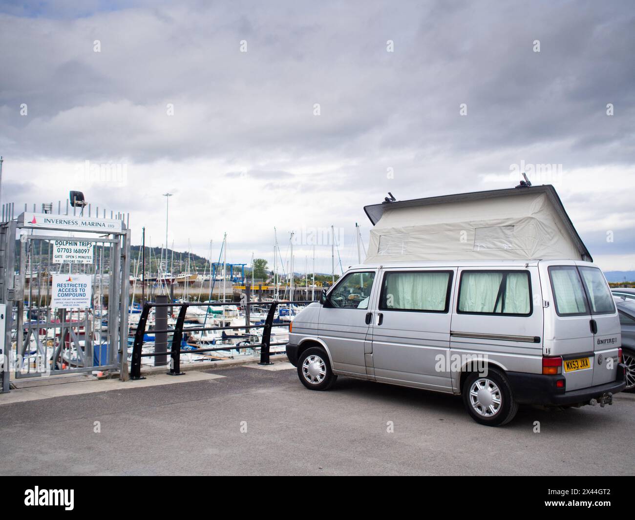 Un camping-car VW T4 2003 à Inverness Marina, Écosse, Royaume-Uni. Banque D'Images
