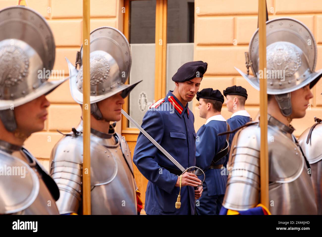 Vatican, Cité du Vatican. 30 avril 2024. Vatican, Cité du Vatican, 30 avril 2024. Un instructeur vérifie les recrues de la Garde suisse du Vatican alors qu'elles marchent pendant la répétition de leur prochaine cérémonie d'assermentation. 34 nouveaux gardes suisses devraient prêter serment dans la cour de garnissage Damaso le 6 mai. Crédit : Riccardo de Luca - Actualiser les images/Alamy Live News Banque D'Images