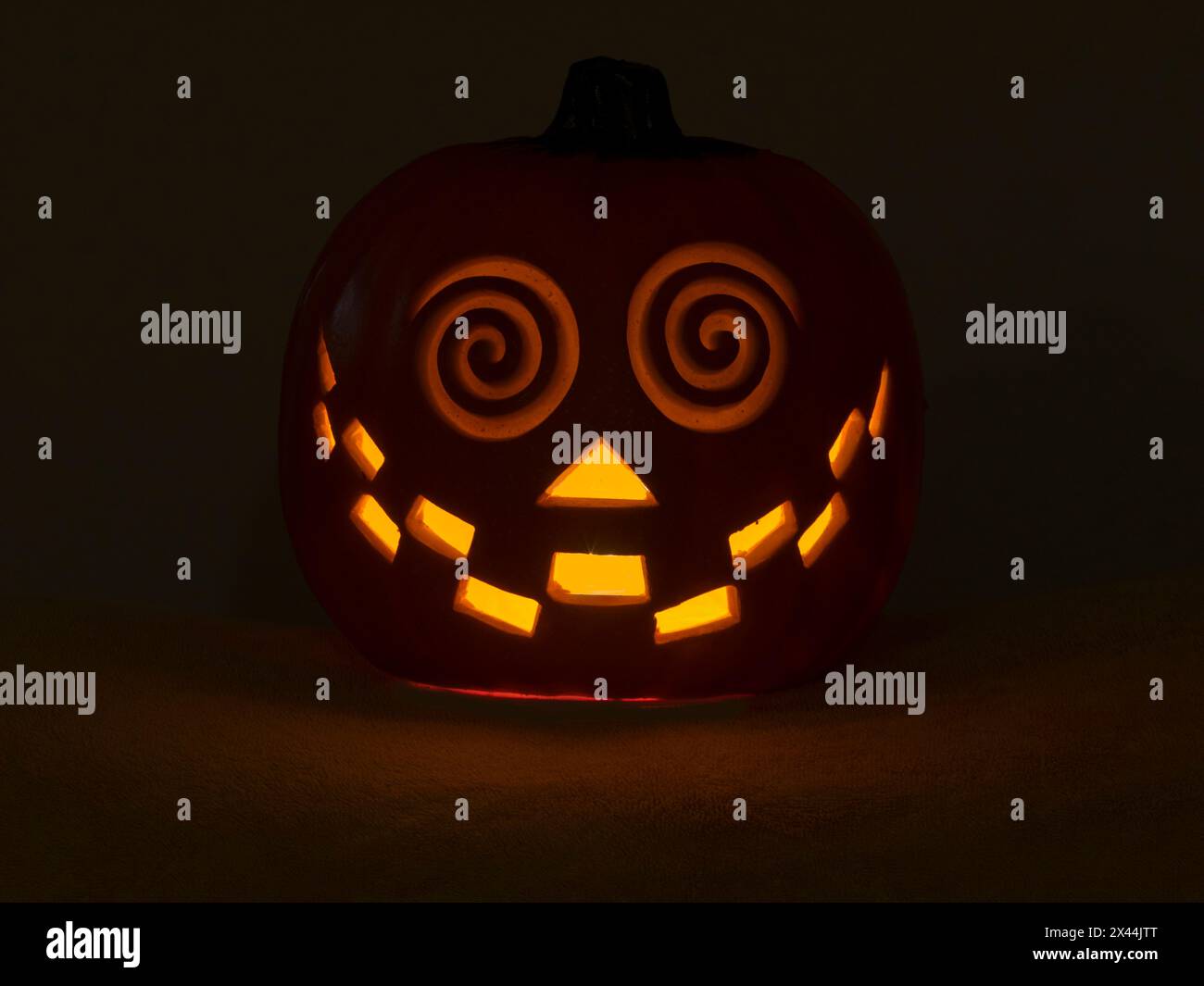 États-Unis, État de Washington. Sourire Jack O Lantern face sur Pumpkin à Halloween, la nuit Banque D'Images