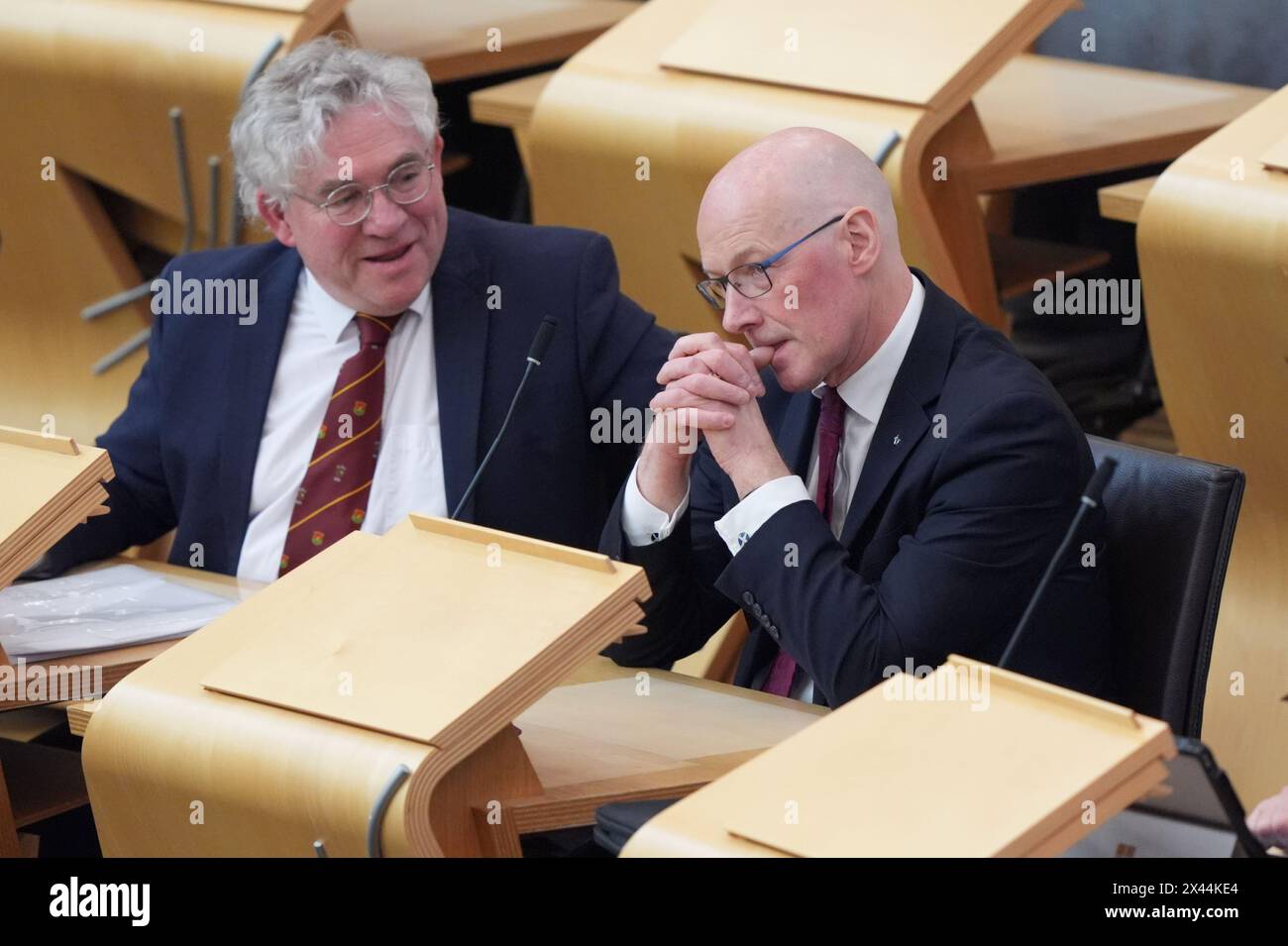 Kenneth Gibson et John Swinney au Parlement écossais à Édimbourg. Le SNP commence la recherche d'un nouveau dirigeant après une journée de drame dans la politique écossaise a vu Humza Yousaf annoncer sa démission de son poste de premier ministre du pays. Date de la photo : mardi 30 avril 2024. Banque D'Images