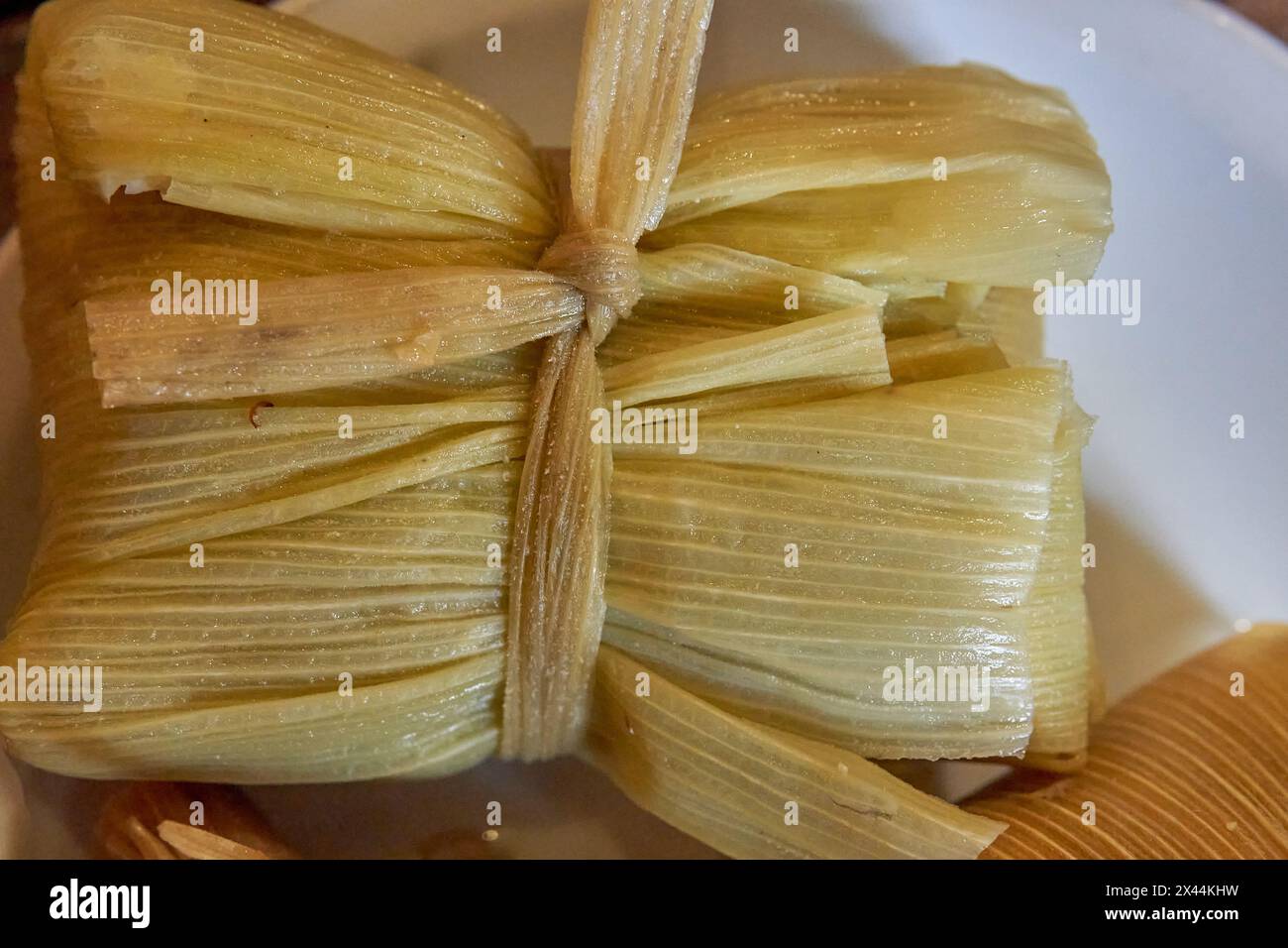 gros plan d'un tamale attaché au milieu. Cuisine typique de Jujuy, Argentine Banque D'Images