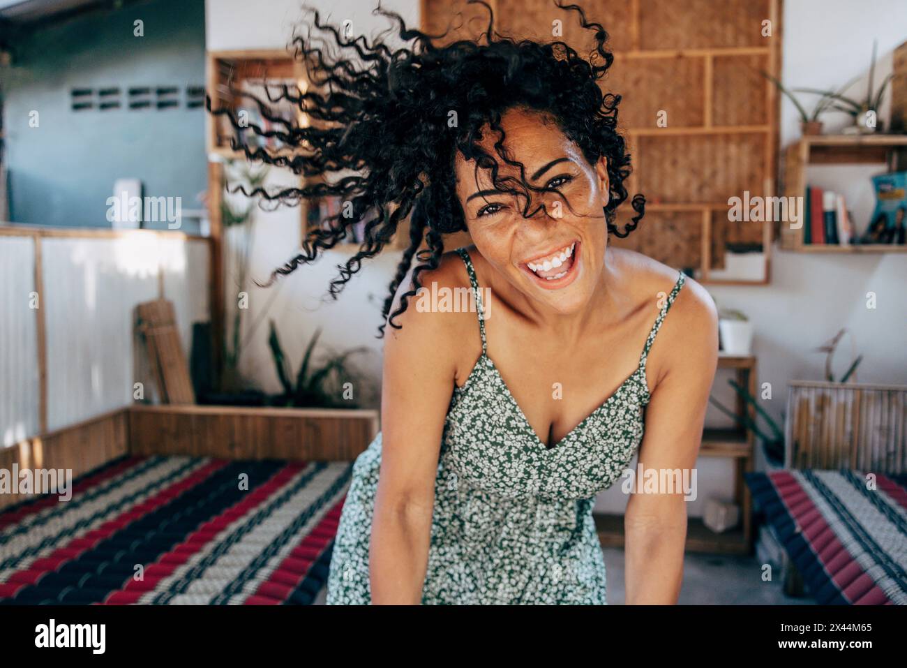 Portrait d'une femme heureuse avec des cheveux jetés dansant au centre de bien-être Banque D'Images