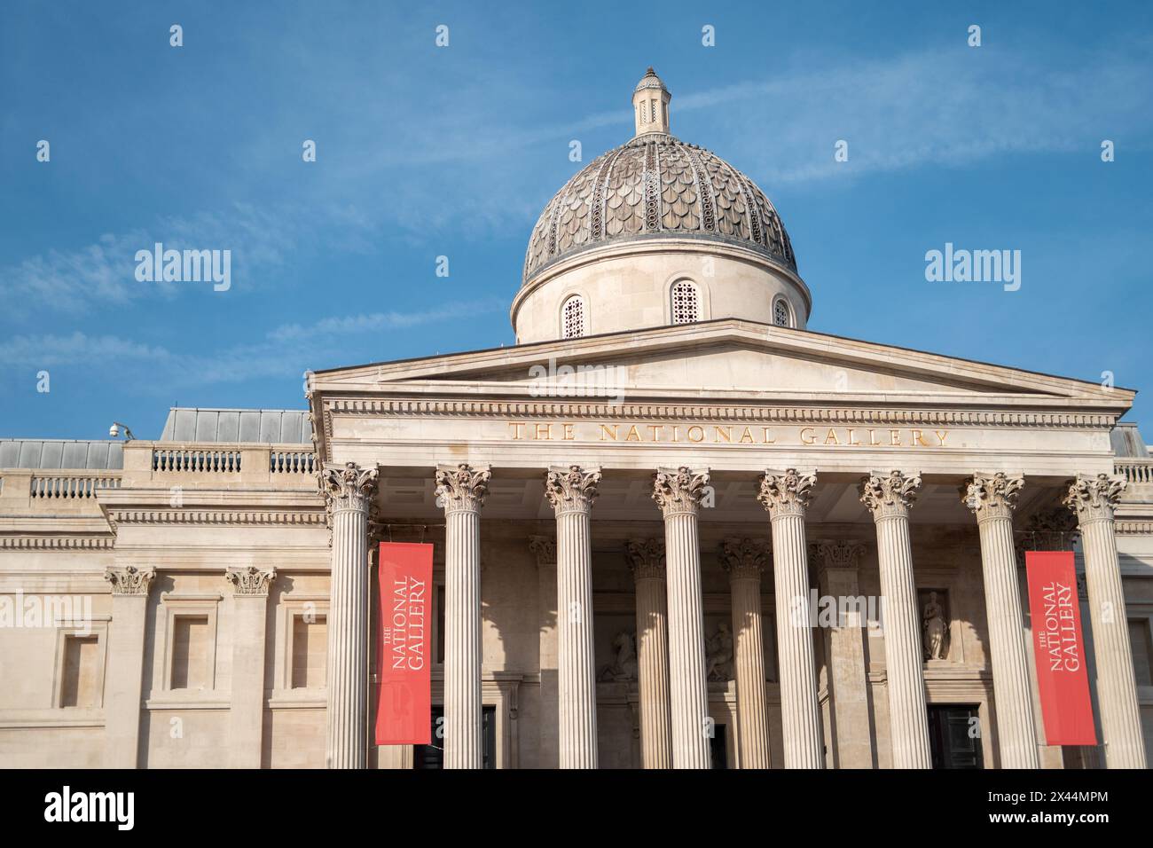 La National Gallery est un musée d'art situé à Trafalgar Square dans la ville de Westminster, dans le centre de Londres, en Angleterre. Détail de la façade. Banque D'Images