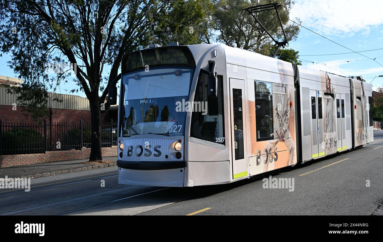 Tramway de classe d, exploité par Yarra trams, circulant le long de High St dans la banlieue de Melbourne tout en étant couvert par la publicité pour la marque de vêtements Hugo Boss Banque D'Images