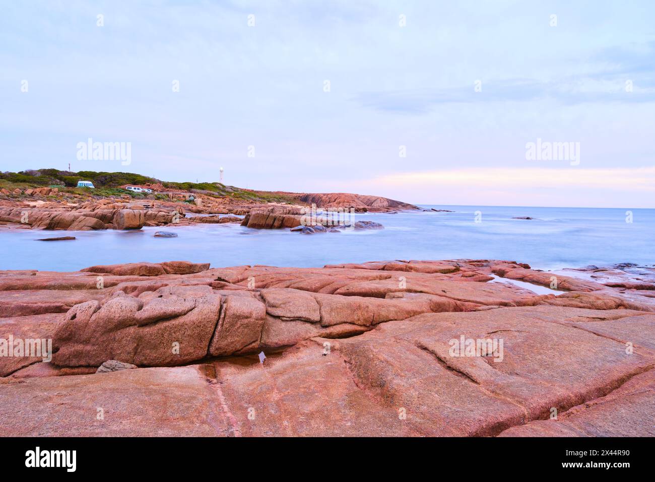 Le paysage côtier du cap Leeuwin au crépuscule, y compris les roches granitiques, l'océan et le phare, sud-ouest de l'Australie occidentale. Banque D'Images