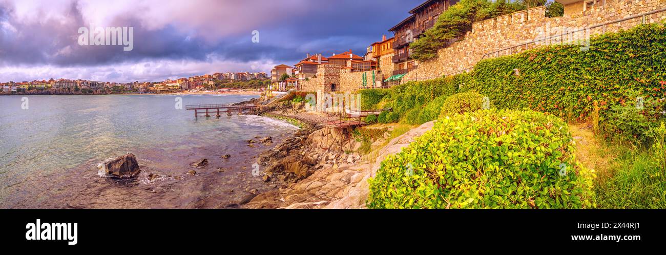 Paysage côtier, panorama, bannière - remblai avec mur de forteresse dans la ville de Sozopol sur la côte de la mer Noire en Bulgarie Banque D'Images