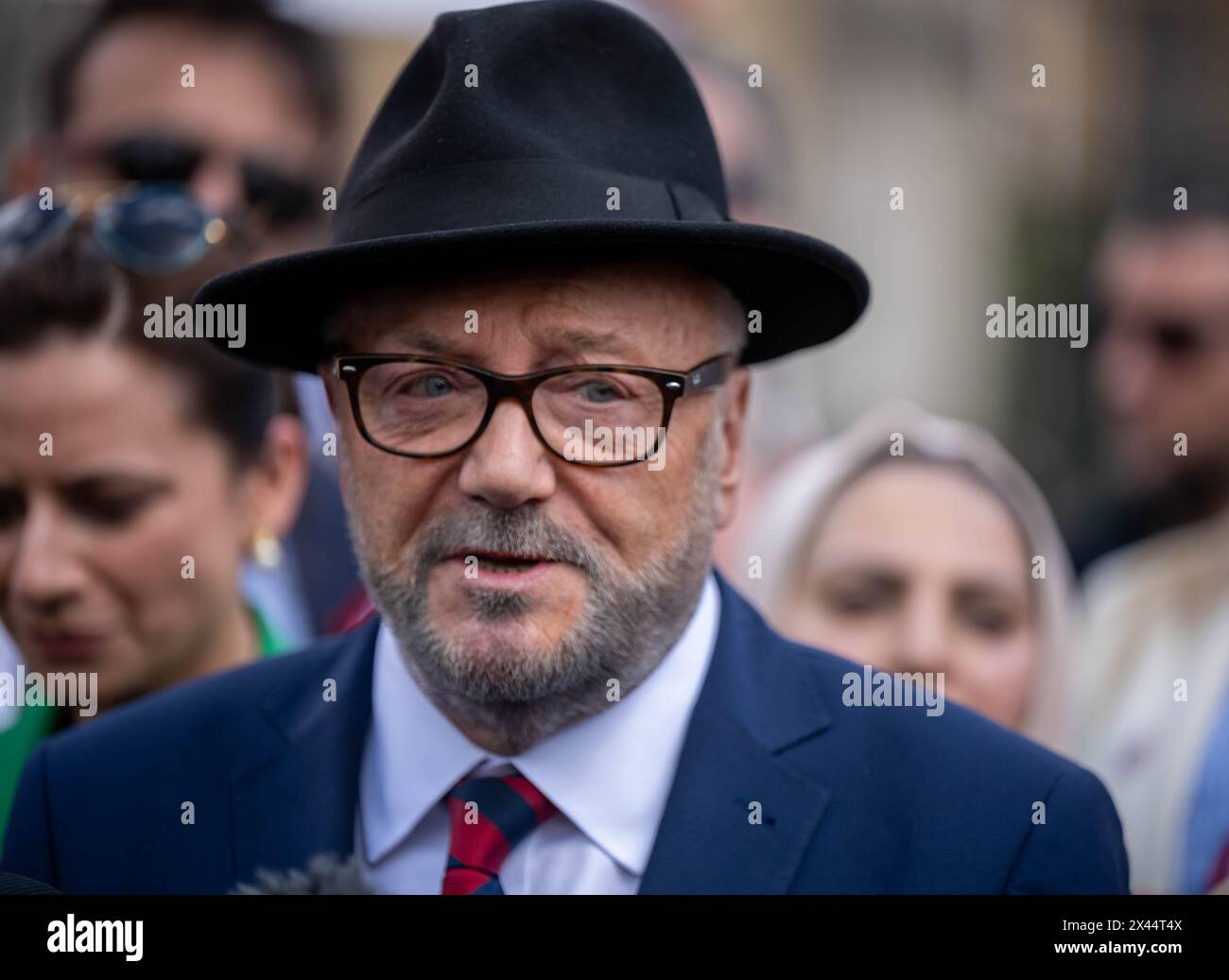 Londres, Royaume-Uni. 30 avril 2024. George Galloway MP organise un rassemblement de son Workers Party of Britain ; avec des candidats du parti sur Parliament Square, Londres UK Credit : Ian Davidson/Alamy Live News Banque D'Images