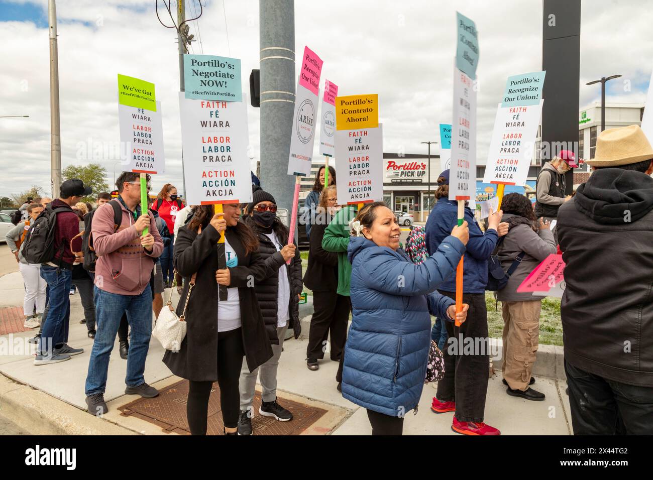 Rosemont, Illinois - des centaines de travailleurs et de sympathisants ont piqué dans un restaurant Portillo, exigeant que l'entreprise reconnaisse leur syndicat. Leur orga Banque D'Images
