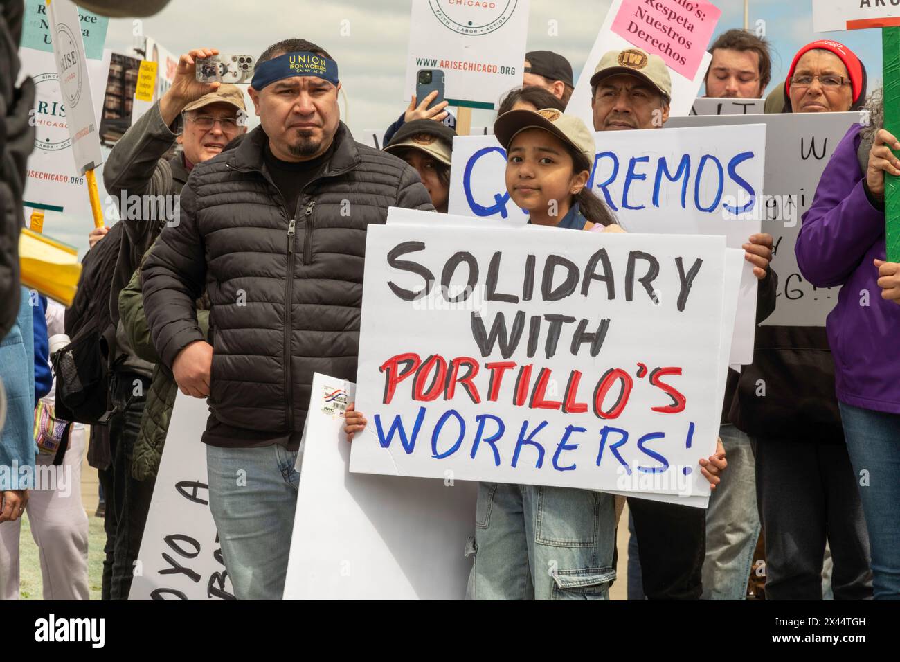 Rosemont, Illinois - des centaines de travailleurs et de sympathisants ont piqué dans un restaurant Portillo, exigeant que l'entreprise reconnaisse leur syndicat. Leur orga Banque D'Images