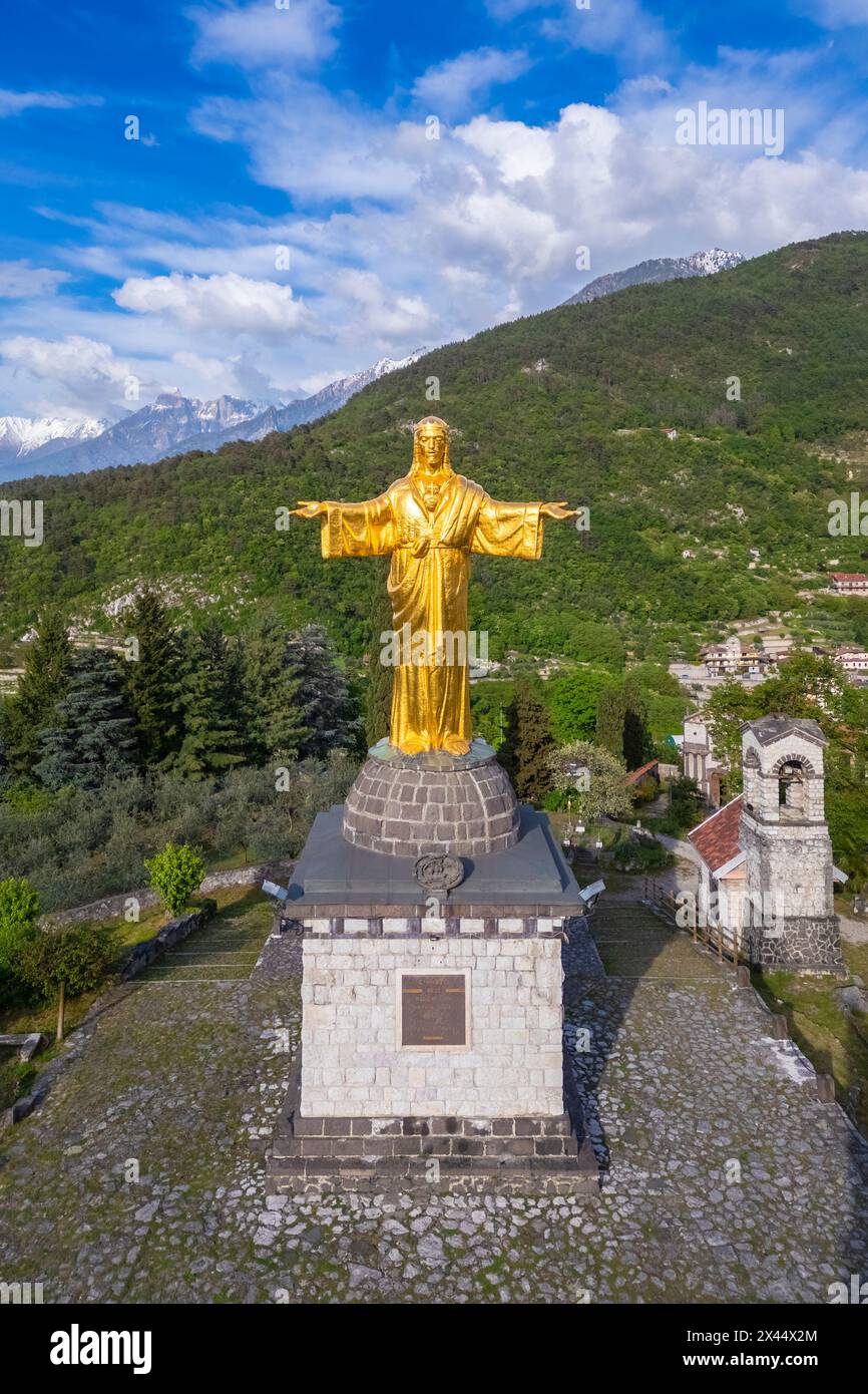Vue aérienne de la statue dorée du colosse de Cristo Re. Bienno, Brescia province, Valcamonica Valley, Lombardie, Italie, Europe. Banque D'Images