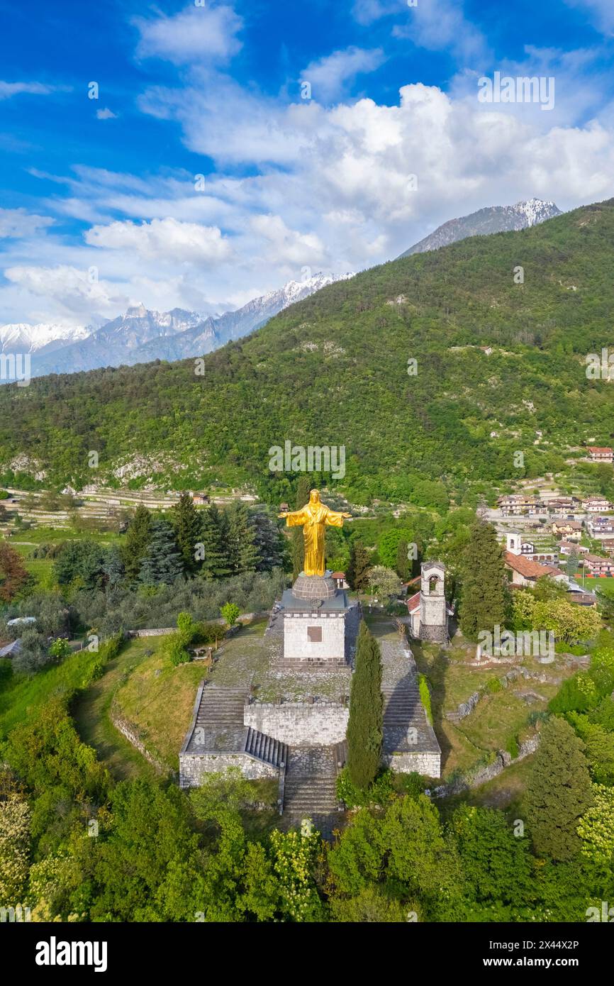 Vue aérienne de la statue dorée du colosse de Cristo Re. Bienno, Brescia province, Valcamonica Valley, Lombardie, Italie, Europe. Banque D'Images