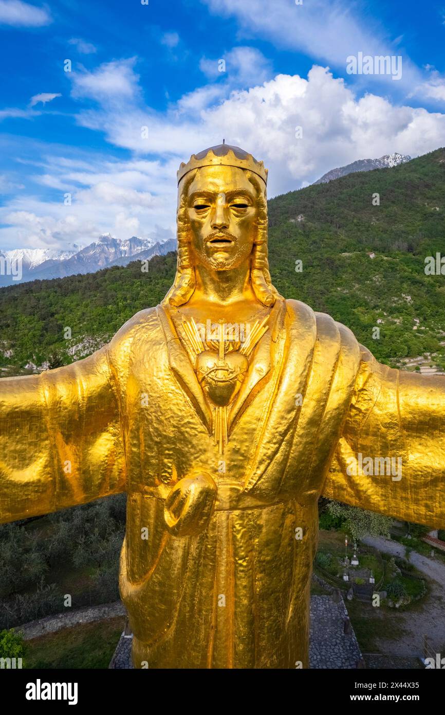 Vue aérienne de la statue dorée du colosse de Cristo Re. Bienno, Brescia province, Valcamonica Valley, Lombardie, Italie, Europe. Banque D'Images