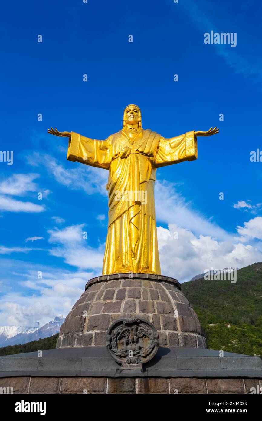 Vue aérienne de la statue dorée du colosse de Cristo Re. Bienno, Brescia province, Valcamonica Valley, Lombardie, Italie, Europe. Banque D'Images