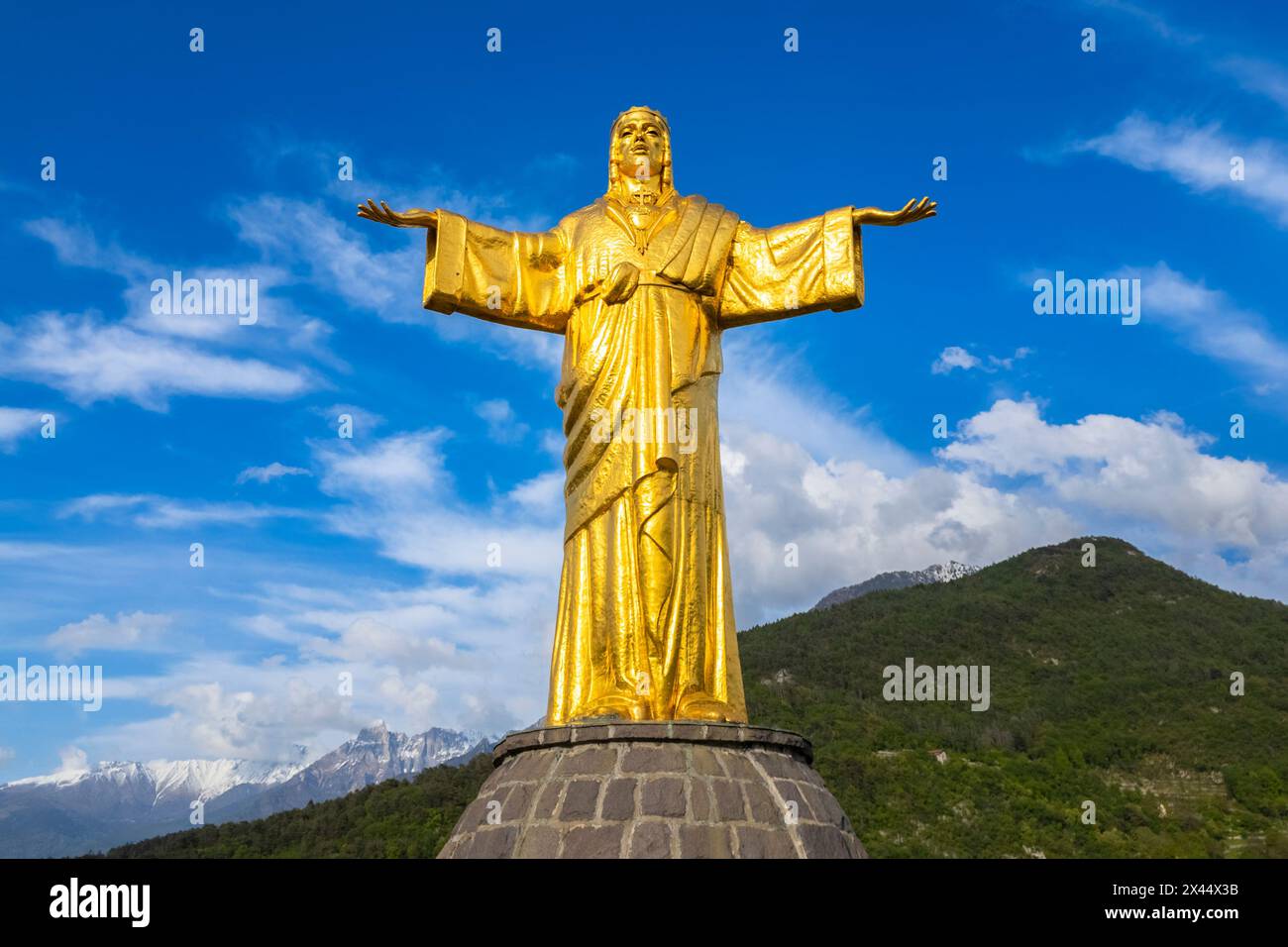 Vue aérienne de la statue dorée du colosse de Cristo Re. Bienno, Brescia province, Valcamonica Valley, Lombardie, Italie, Europe. Banque D'Images