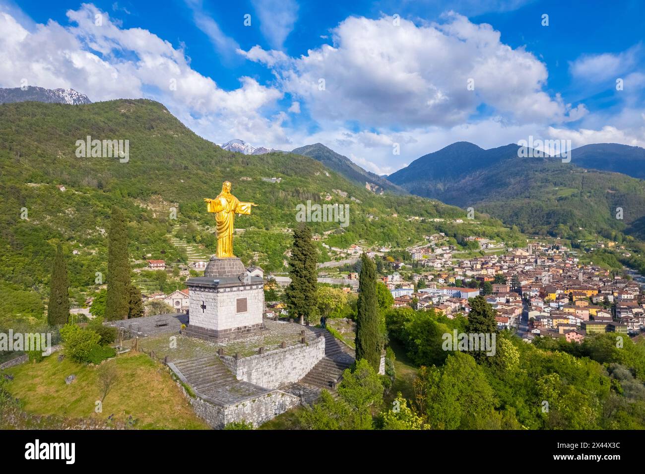Vue aérienne de la statue dorée du colosse de Cristo Re. Bienno, Brescia province, Valcamonica Valley, Lombardie, Italie, Europe. Banque D'Images