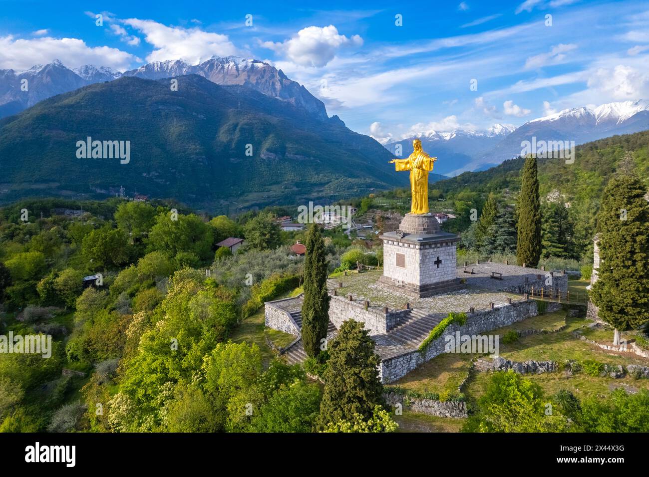Vue aérienne de la statue dorée du colosse de Cristo Re. Bienno, Brescia province, Valcamonica Valley, Lombardie, Italie, Europe. Banque D'Images