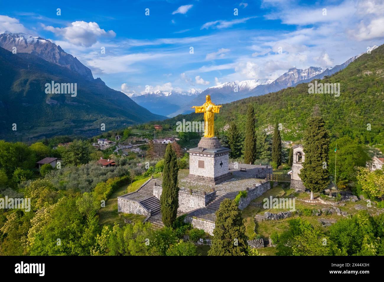Vue aérienne de la statue dorée du colosse de Cristo Re. Bienno, Brescia province, Valcamonica Valley, Lombardie, Italie, Europe. Banque D'Images