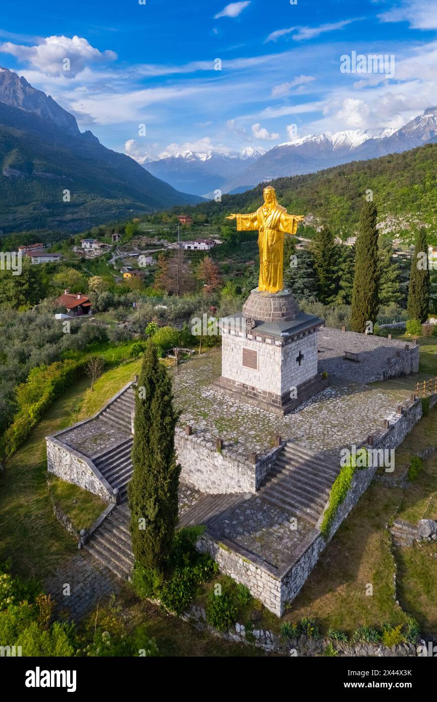 Vue aérienne de la statue dorée du colosse de Cristo Re. Bienno, Brescia province, Valcamonica Valley, Lombardie, Italie, Europe. Banque D'Images