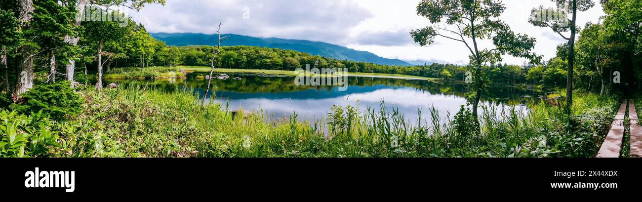 Vue panoramique à la fin de l'été sur le lac Sanko des lacs Shiretoko Goko à Hokkaido, Japon. Banque D'Images