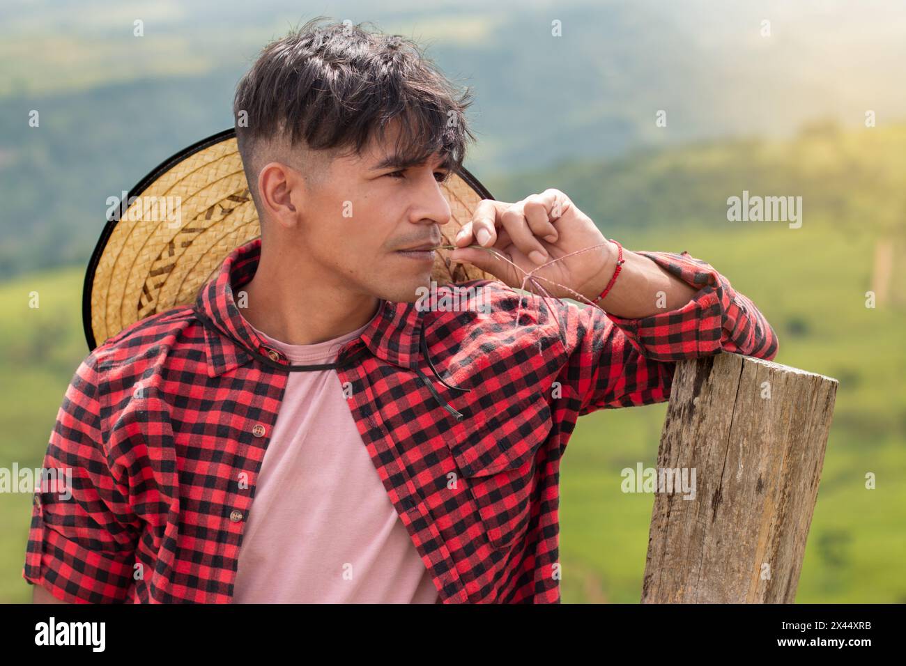lifestyle : photo moyenne d'un jeune agriculteur latin à côté d'un poteau en bois Banque D'Images