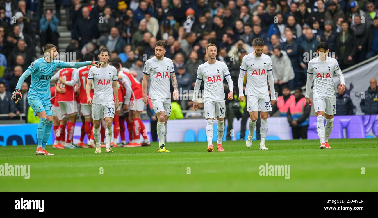 Londres, Royaume-Uni. 28 avril 2024. 28 avril 2024 - Tottenham Hotspur v Arsenal - premier League - Tottenham Hotspur Stadium. Les joueurs de Tottenham Guglielmo Vicario, Ben Davies, Pierre-Emile Hojbjerg, James Maddison, Rodrigo Bentancur et Heung-min son reviennent à mi-chemin après avoir concédé un but contre Arsenal. Crédit photo : Mark pain/Alamy Live News Banque D'Images