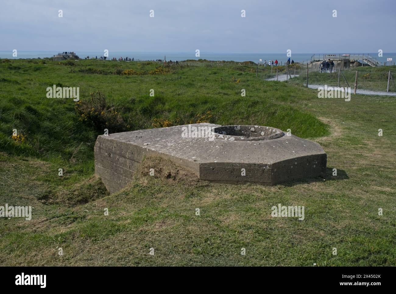 Cricqueville-en-Bessin, France - 23 avril 2024 : batterie allemande de la pointe du hoc à Cricqueville-en-Bessin pendant la seconde Guerre mondiale. Ils luttent contre US R Banque D'Images