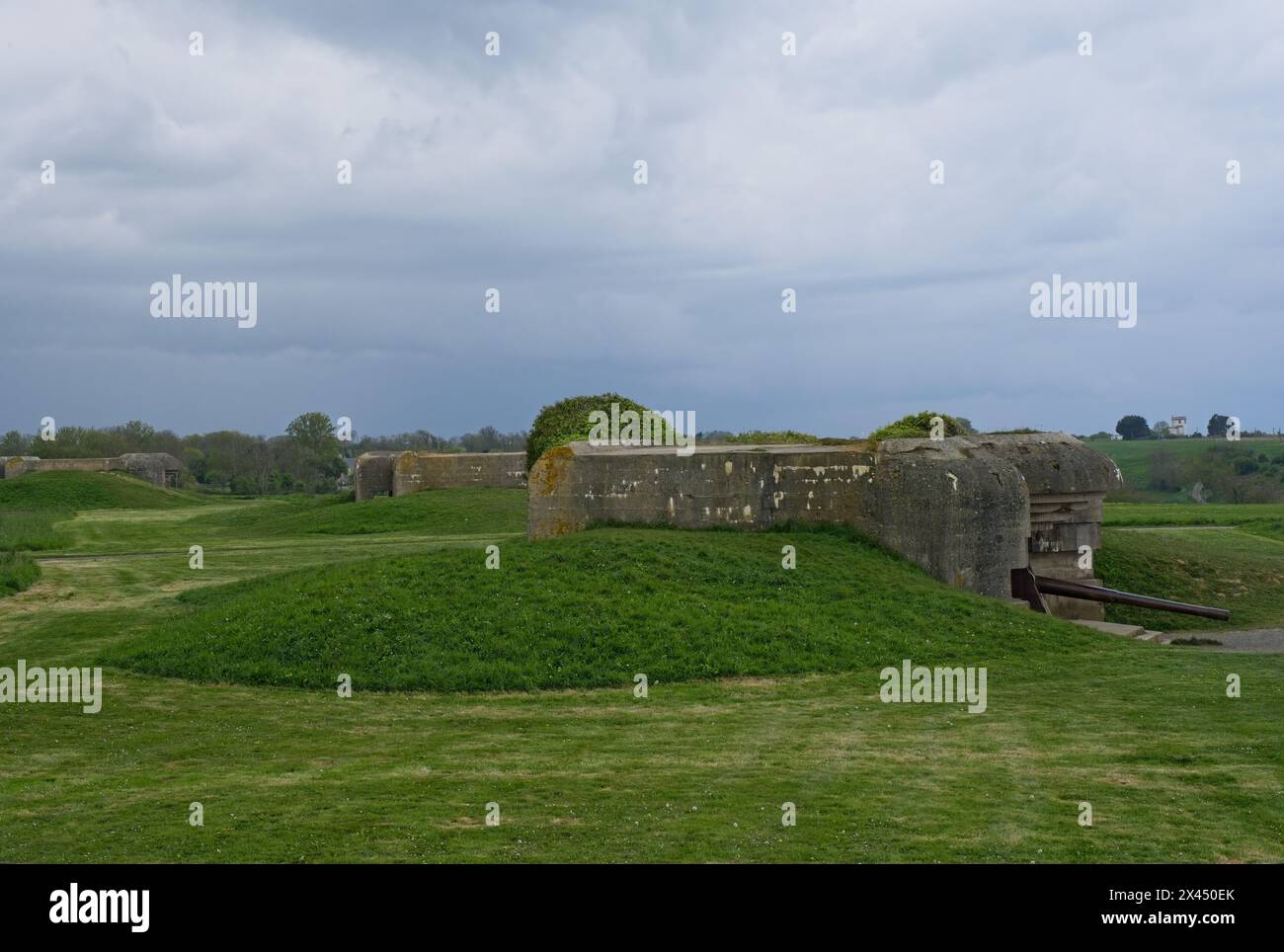 Longues-sur-mer, France - 26 avril 2024 : batterie allemande de longues-sur-mer pendant la seconde Guerre mondiale. Il est le seul dans la région à avoir gardé ses canons Banque D'Images