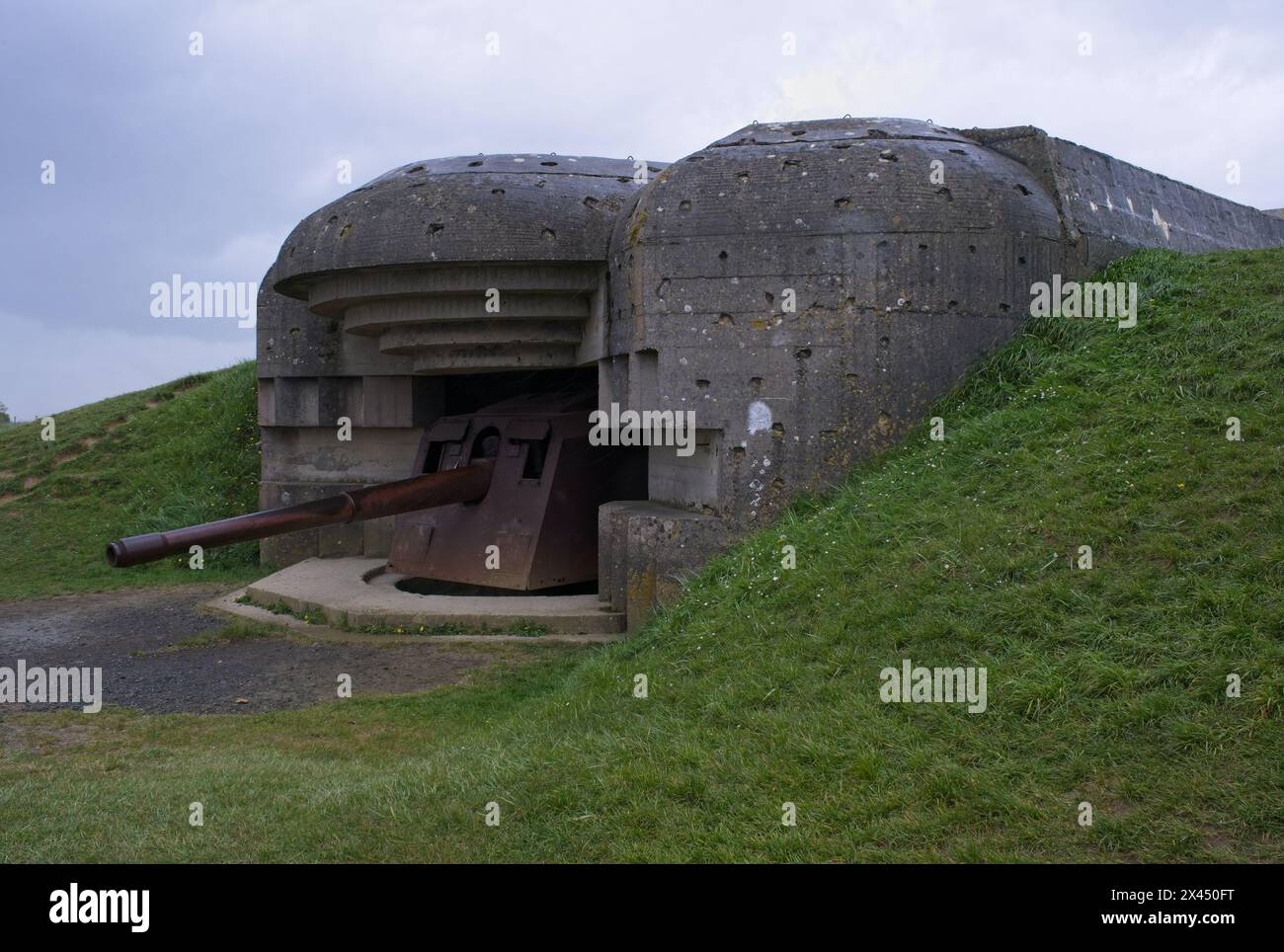 Longues-sur-mer, France - 26 avril 2024 : batterie allemande de longues-sur-mer pendant la seconde Guerre mondiale. Il est le seul dans la région à avoir gardé ses canons Banque D'Images