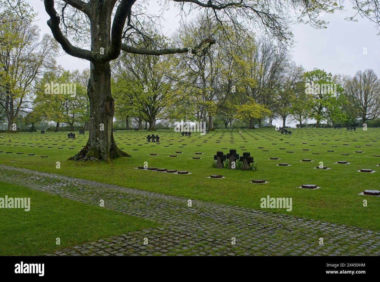 Thereval, France - 27 avril 2024 : ce cimetière de guerre allemand à Marigny contient les tombes d'environ 11000 soldats tués pendant la seconde Guerre mondiale. Pluvieux Banque D'Images
