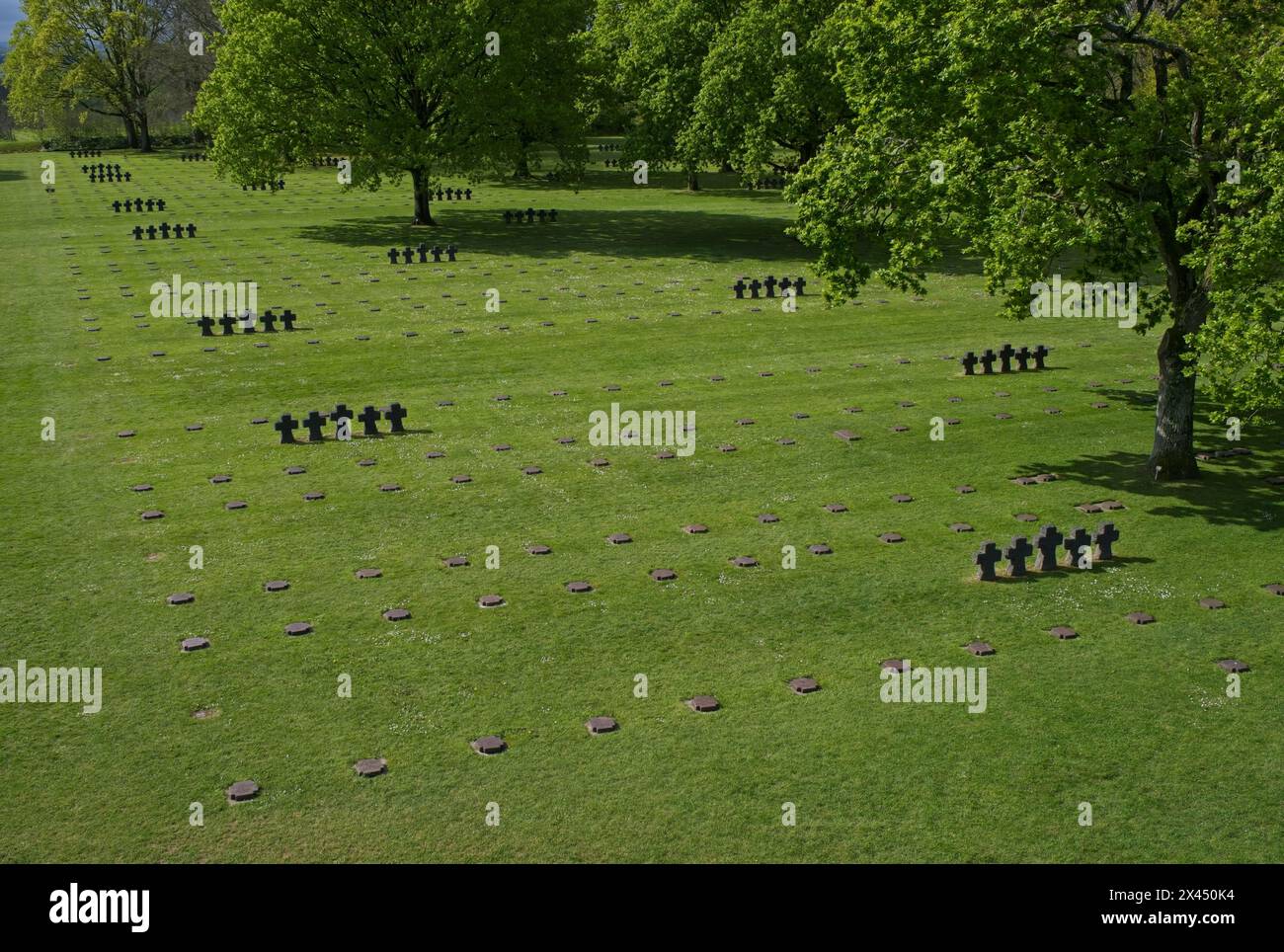 La Cambe, France - 28 avril 2024 : ce cimetière de guerre allemand à la Cambe contient les tombes d'environ 21000 soldats tués pendant la seconde Guerre mondiale. Sunn Banque D'Images