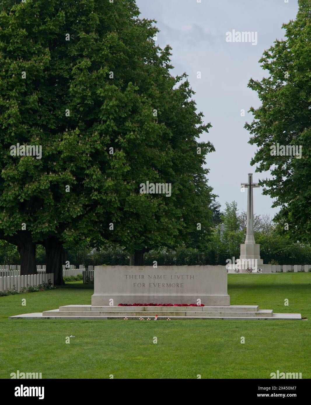 Bayeux, France - 28 avril 2024 : ce cimetière de guerre du Commonwealth à Bayeux contient les tombes d'environ 4600 soldats tués pendant la seconde Guerre mondiale. CLO Banque D'Images