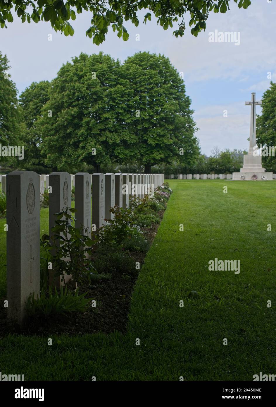 Bayeux, France - 28 avril 2024 : ce cimetière de guerre du Commonwealth à Bayeux contient les tombes d'environ 4600 soldats tués pendant la seconde Guerre mondiale. CLO Banque D'Images