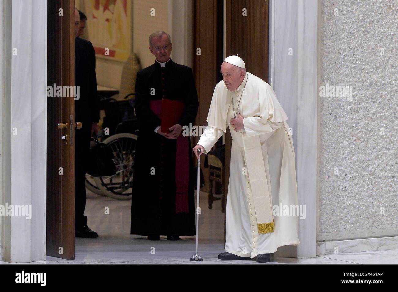 Italie, Rome, Cité du Vatican, 27 avril 2024 : le pape François, marche à l'aide d'un bâton, lors de la Journée des grands-parents et des petits-enfants à Paolo VI Banque D'Images