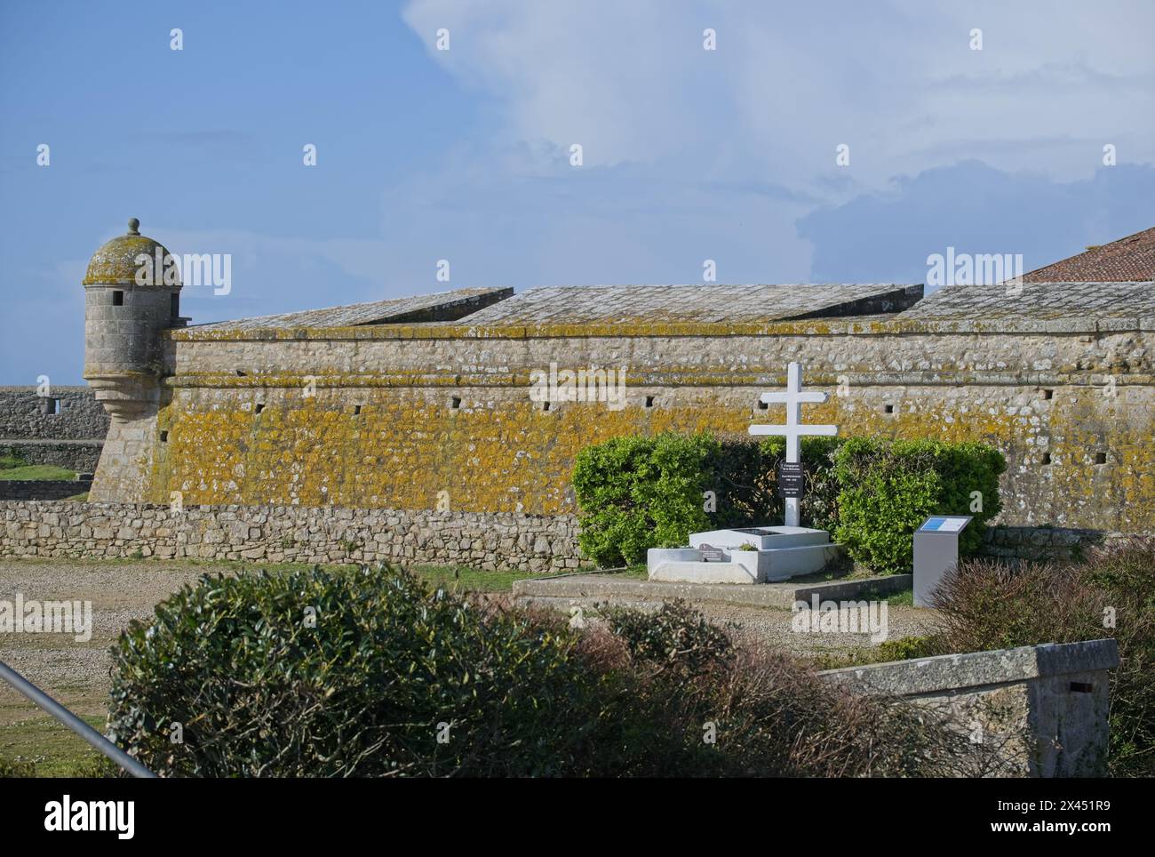 Port-Louis, France - 1er avril 2024 : citadelle de Port-Louis et mémorial aux Patriotes, tournés en juin 1944 pendant la seconde Guerre mondiale. Journée de printemps ensoleillée. Selecti Banque D'Images
