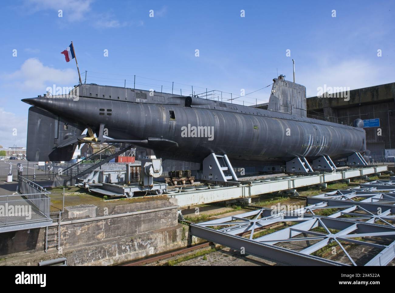 Lorient, France - 2 avril 2024 : base sous-marine allemande à Lorient. C'est un stylo U-boot fortifié construit par l'Allemagne pendant la seconde Guerre mondiale. Jour de printemps Banque D'Images