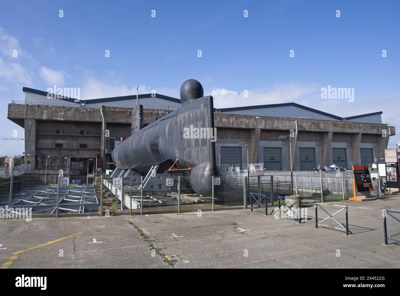 Lorient, France - 2 avril 2024 : base sous-marine allemande à Lorient. C'est un stylo U-boot fortifié construit par l'Allemagne pendant la seconde Guerre mondiale. Jour de printemps Banque D'Images