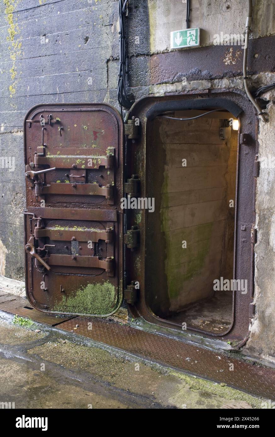 Lorient, France - 2 avril 2024 : base sous-marine allemande à Lorient. C'est un stylo U-boot fortifié construit par l'Allemagne pendant la seconde Guerre mondiale. Jour de printemps Banque D'Images