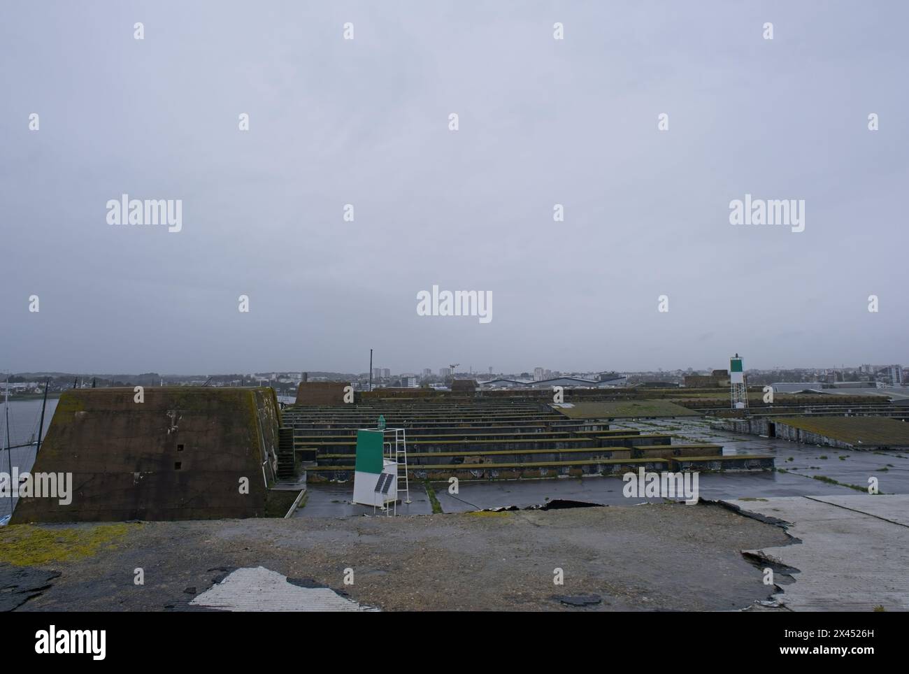 Lorient, France - 2 avril 2024 : base sous-marine allemande à Lorient. C'est un stylo U-boot fortifié construit par l'Allemagne pendant la seconde Guerre mondiale. Jour de printemps Banque D'Images