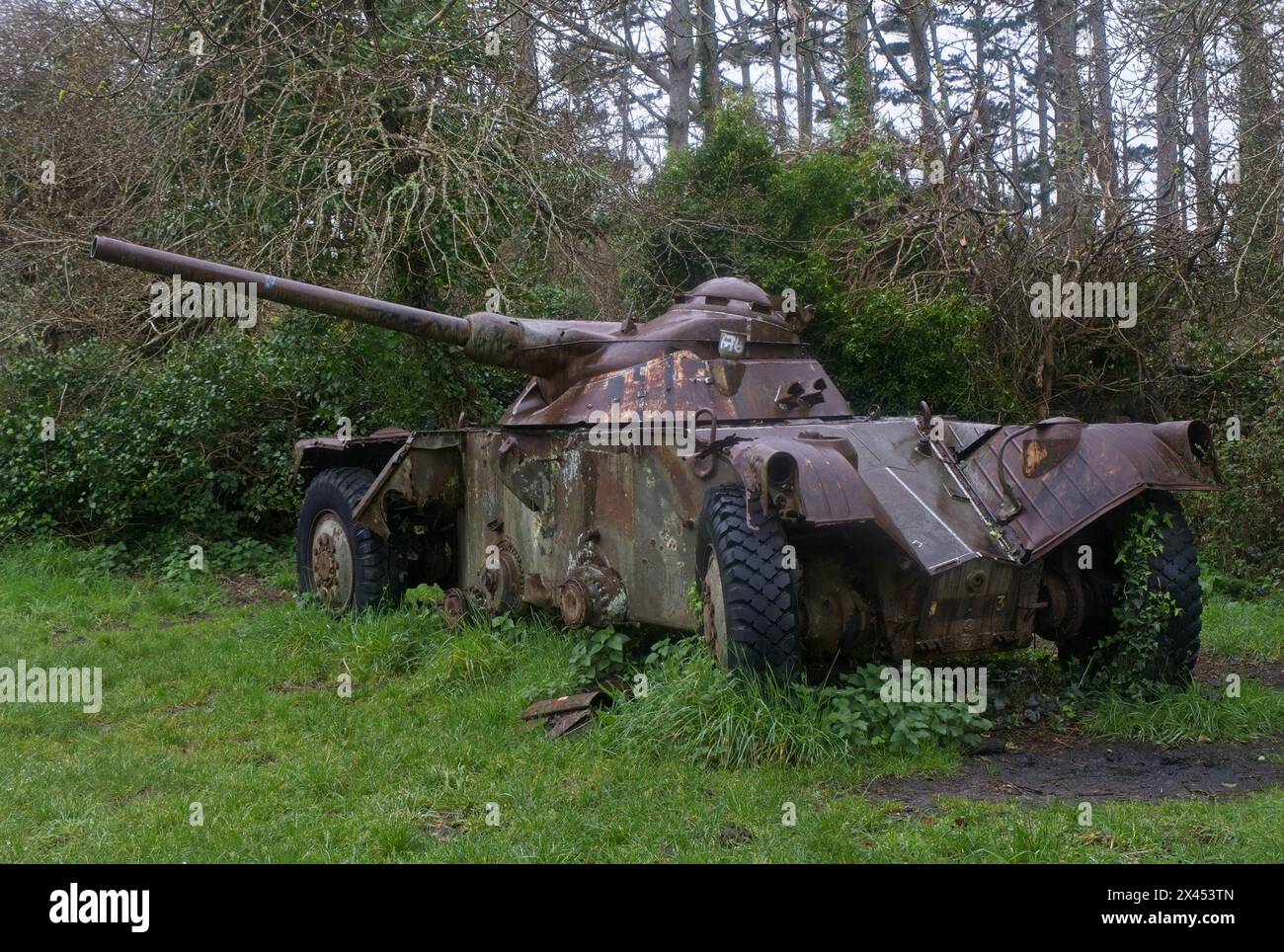 Roscanvel, France - 5 avril 2024. La Panhard EBR 1964 est une voiture blindée française utilisée pendant la seconde Guerre mondiale. Jour d'hiver nuageux. Mise au point sélective Banque D'Images